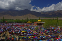 Tisíce lidí si přišly poslechnout Dalajlámu