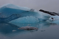 Kusy ledovce Vatnajökull na jezeře